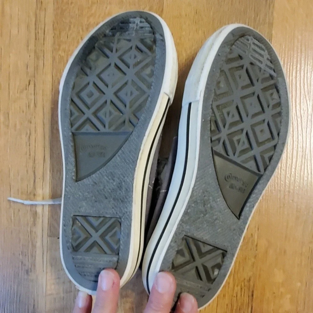 Converse Kids Grey and White Size 2 One Star Sneaker Shoes‎